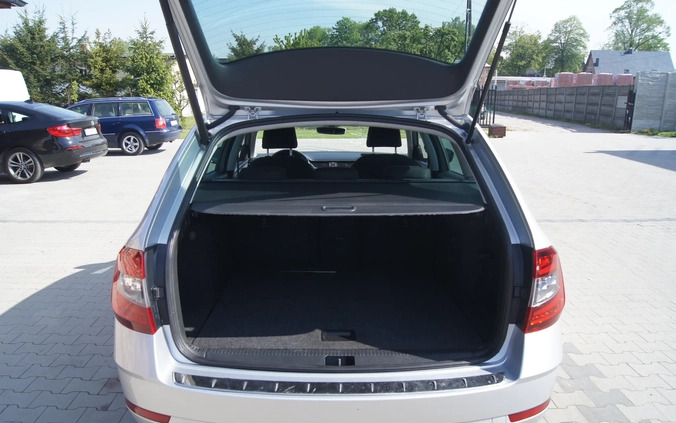 Skoda Octavia cena 23900 przebieg: 339000, rok produkcji 2017 z Miechów małe 301